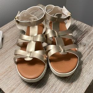 The children’s place girls sandal size 4 in gold